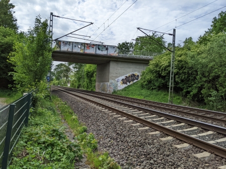Für die Brückensanierung nutzt das Kreisstraßenbauamt die Zeit, in der die Bahnstrecke aufgrund des Brückenbaus in der Paderborner Bahnhofsstraße nicht befahren wird. © Kreis Paderborn